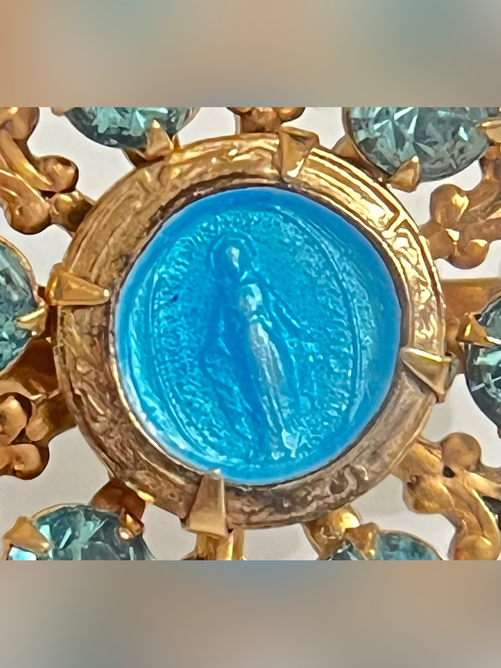 Vintage Religious Gold Tone Fleur De Lis Madonna Mother Mary Pin Blue Accents - Picture 2 of 8